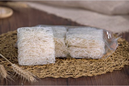 Características orgânicas brancas sabor macarrão de arroz seco
