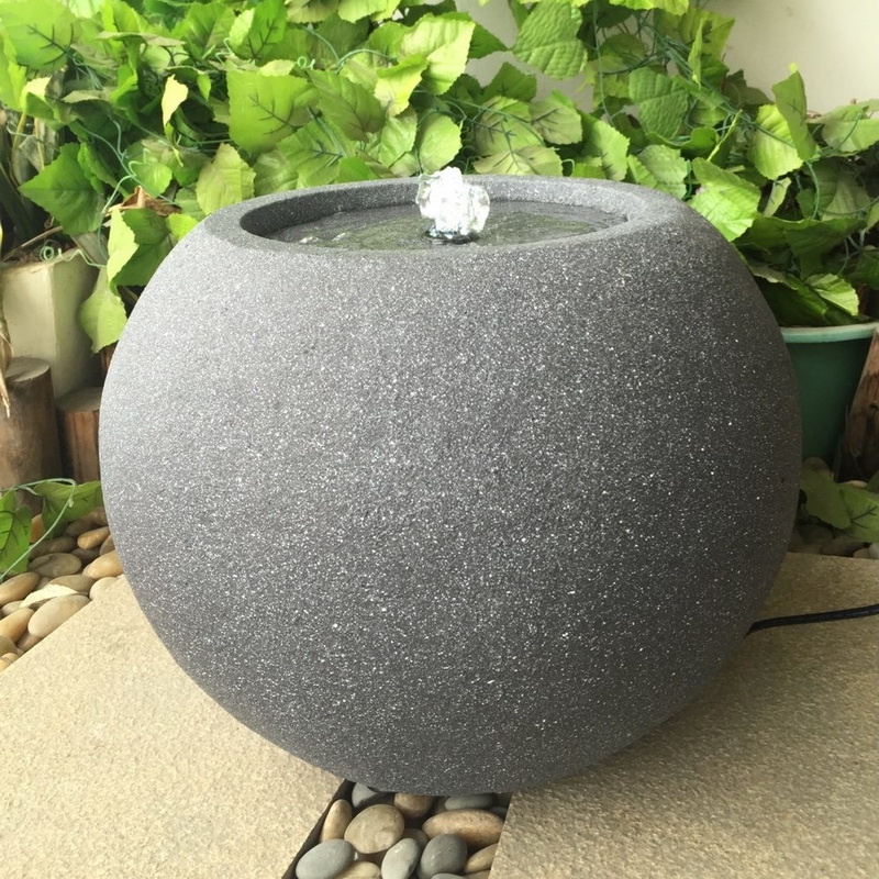 Fonte de água circular em superfície de pedra para decoração de jardim