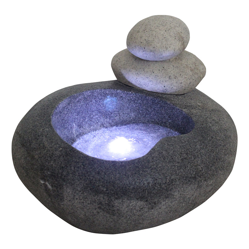 Pedra de seixos gêmeos de jardim interno e externo em uma fonte de água oval