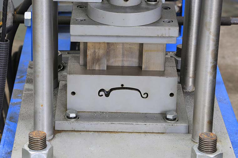 Máquina formadora de rolo para porta de persiana