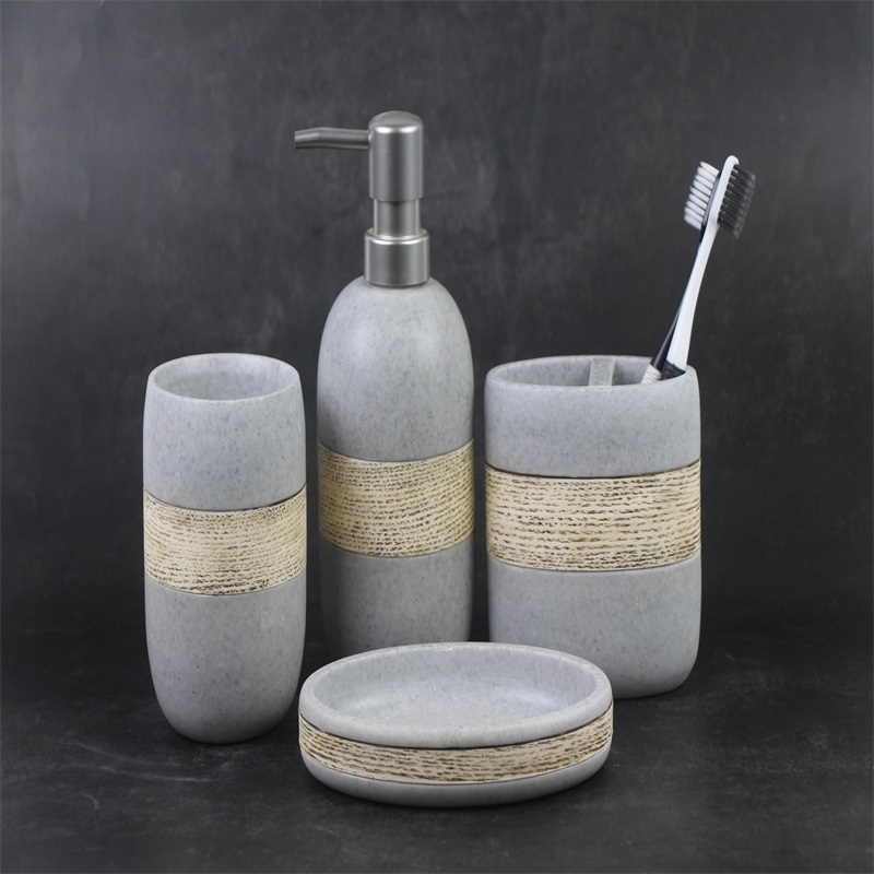 Banheiro de resina com textura de mármore quatro conjuntos